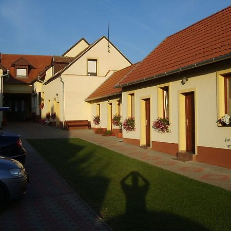 Szuts Panzio Bed & Breakfast Fertorakos Exterior photo