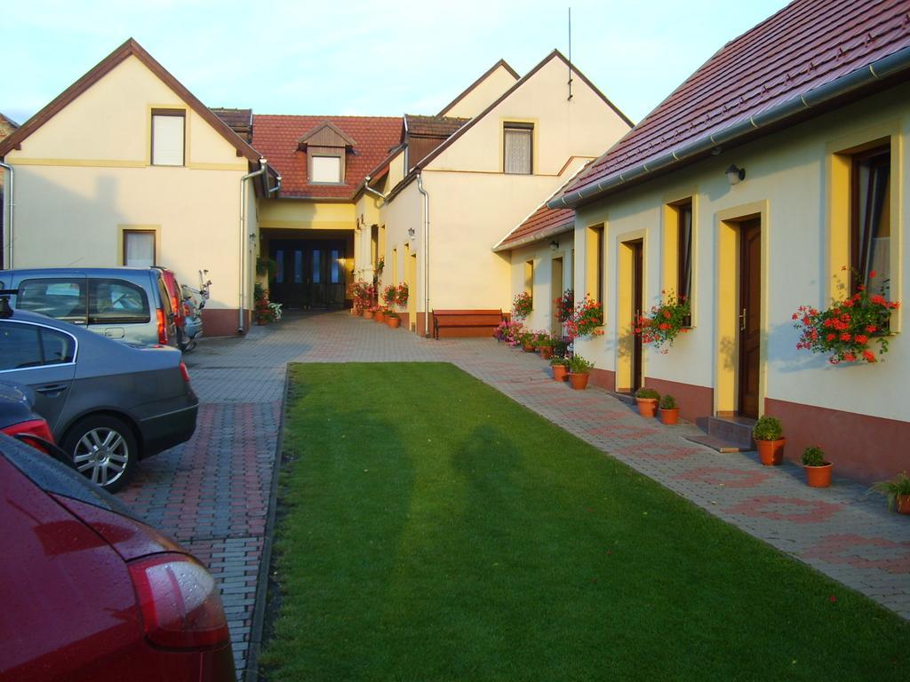 Szuts Panzio Bed & Breakfast Fertorakos Exterior photo