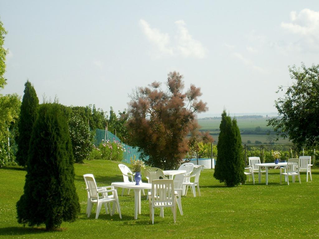 Szuts Panzio Bed & Breakfast Fertorakos Exterior photo