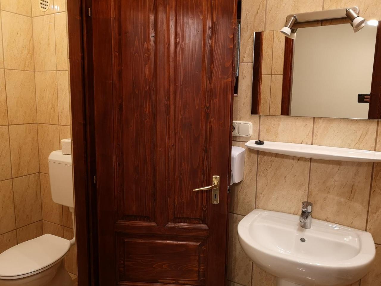 Szuts Panzio Bed & Breakfast Fertorakos Exterior photo
